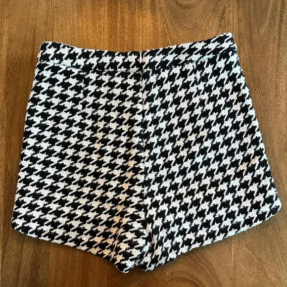 Pink Lily Black & White Houndstooth Women's skort - Picture 2 of 3
